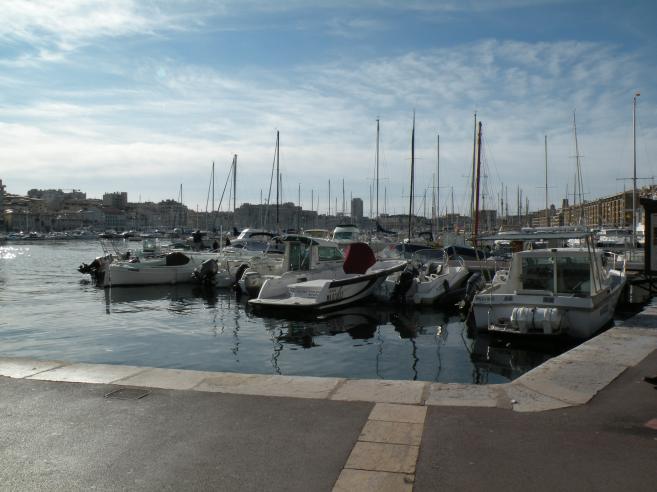  bateaux à moteur dans le Vieux-Port